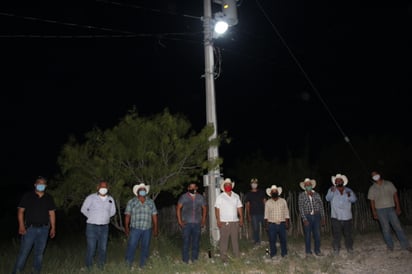 Después de 44 años  llega la ‘luz’ al Ejido San Francisco 