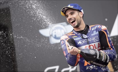 Piloto de Moto GP anuncia que se casará con su hermanastra