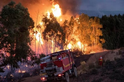 Estabilizan el fuego más grave de verano español tras quemar 10,000 hectáreas