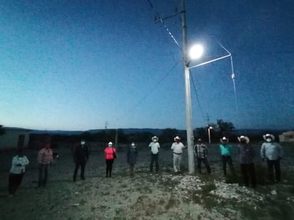 Llegó la luz después de 56  años al ejido San Isidro