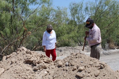 Supervisa avance de  obras  en pequeños granjeros 