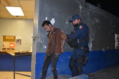 Ebrio le vomita a los Policías