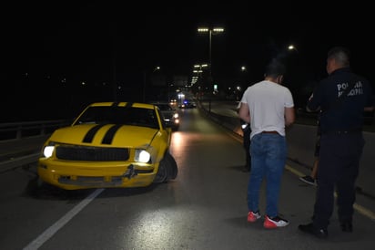 Choca en el puente; desgracia el Mustang