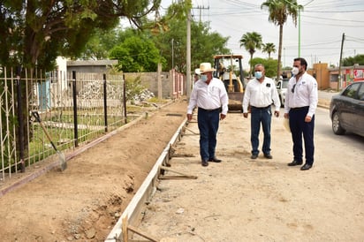 Recorren autoridades obras  de colonias la Sierrita y Roma