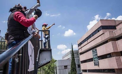 Desde un puente dan ánimo a sus familiares enfermos por COVID-19