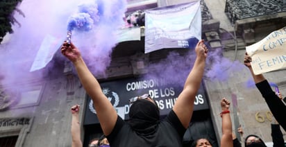 Manifestantes queman inmobiliario de la CNDH