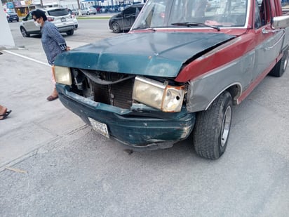 Invade carril y causa accidente