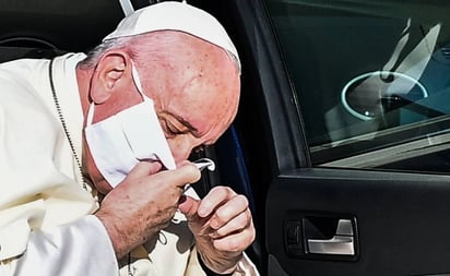 El papa se pone la mascarilla