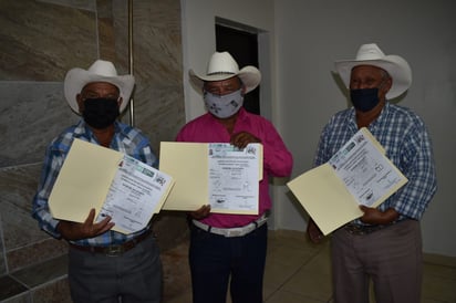 Reciben productores 289 fierros de herrar y señal de sangre