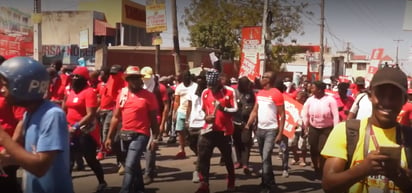 Policías haitianos incendian vehículos en protesta