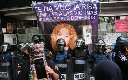 Manifestantes de CNDH se trasladan a la comisión de víctimas