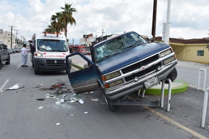 Se le nubló la vista y vuelca en el bulevar Juárez de Monclova 