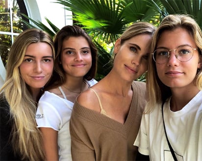 Bellezas de la moda Helen Svedin y su hijas