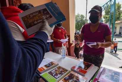 Iniciado el ciclo escolar continúa la entrega de  libros en secundarias