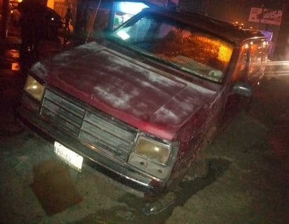 Se cae con camioneta en zanja