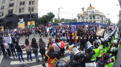 Feministas marchan en la Ciudad de México