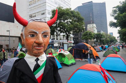 Protesta de grupo anti-AMLO en la avenida Juárez