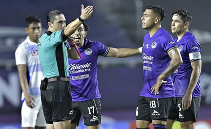 Macías, con temor de revisar el VAR en penal polémico de Cruz Azul