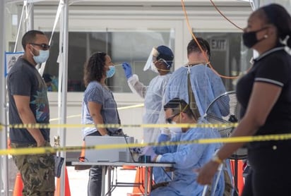 Siguen a la baja en Florida casos diarios de contagio y muertes por COVID-19