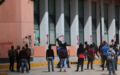 Protestan padres de estudiantes desaparecidos