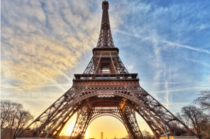 Evacuan la Torre Eiffel en París por una alerta de bomba