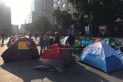 Policías que resguardaban el plantón del FRENAA se retiran de la avenidaJuárez en la CDMX