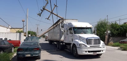 Tráiler derriba postes y causa incendio por corto en Colonia Guadalupe Camarillo 