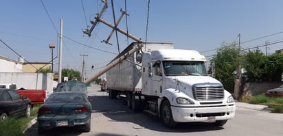 Tráiler tumba postes de luz