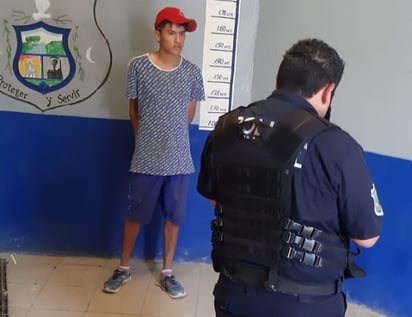 Se asusta, por andar drogado y la policía  lo detiene 