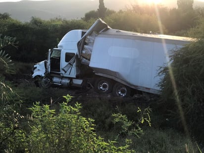 Vuelca tráiler en la Curva del Diablo