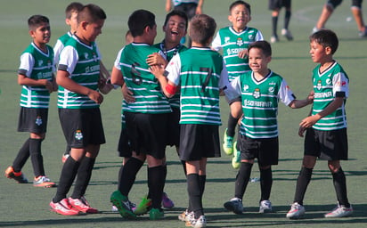 Regresa la acción deportiva con inauguración de cancha