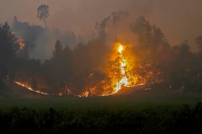 Siguen descontrolados  incendios en California