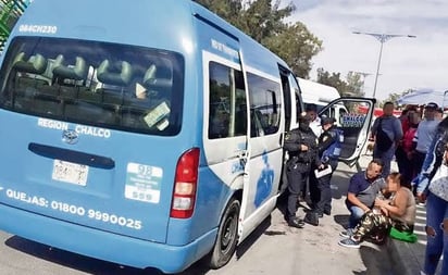 Balean a policía que intentó evitar robo a combi