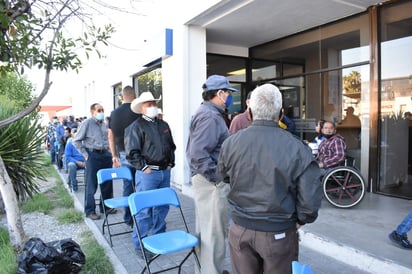 Viven adultos mayores calvario para cobrar su pensión 