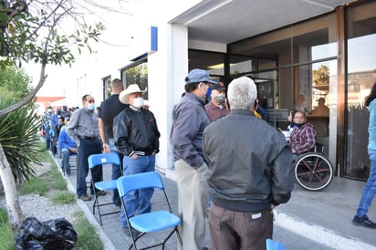 Viven los adultos mayores un calvario al cobrar su pensión 