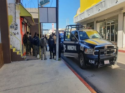 Migrantes azoran a Policías 