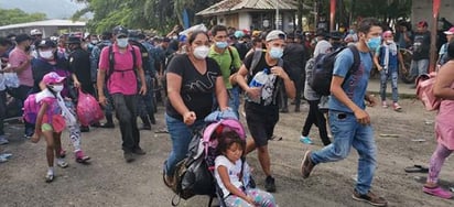 Caravana desafía al COVID-19 y entra a Guatemala