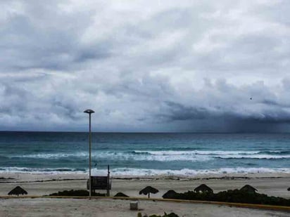 Comparten videos que muestran oleaje en Cancún por 'Gamma'