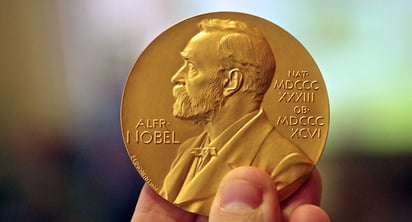 Anuncian a ganadores del Nobel de Física por su descubrimiento sobre los agujeros negros