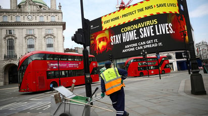 Muertes por COVID triplican a las de gripe y neumonía en Inglaterra y Gales