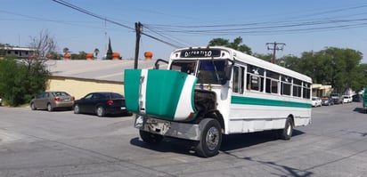 Omite alto y choca a camión