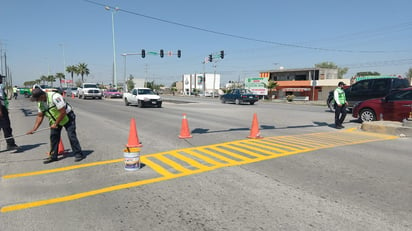 Pintan transporte y vialidad líneas de cruce de peatones