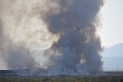 Sofoca y controla Protección Civil incendio del relleno sanitario de frontera