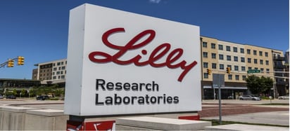 Eli Lilly frena ensayos de terapia para COVID que elogió Trump por seguridad