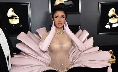 Cardi B publica foto en topless, pero la borra en seguida