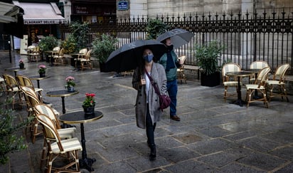 Anuncian toque de queda en París por COVID-19