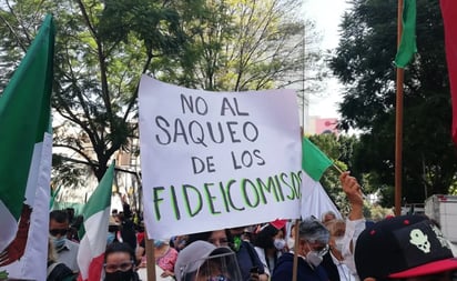 Se manifiestan integrantes de Frenaaa en el Senado por fideicomisos