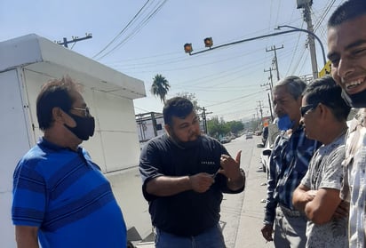 Estafa UDC a taxistas, les prometen gasolina con vales sin fondos 