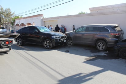 Dama choca contra autos estacionados