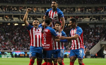 Chivas sufre pero gana al Atlas 3-2